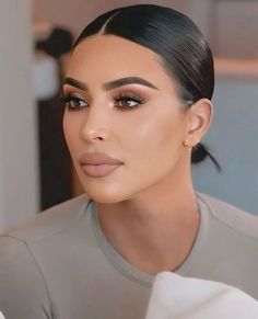 Soft Glam Makeup Kim Kardashian, Kim Kardashian Make Up Looks, Kim Kardashian Makeup 2024, Kardashians Hairstyles, Brown Matte Makeup, Kim Kardashian Smokey Eye, Kourtney Kardashian Makeup, Kim Kardashian Makeup Looks, Kim K Makeup