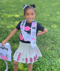 Graduation Outfit Ideas Kindergarten, Kindergarten Graduation Outfit For Girl, Pre K Graduation Outfit Girl, Toddler Graduation Pictures, Pre K Graduation Shirts, Kindergarten Graduation Hairstyles, Graduation Hairstyles For Kids, Pre K Graduation Cap Ideas