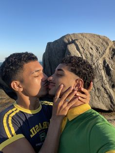 #coupleportrait #couplestyle #brazil #streetwear Gay Picture Ideas Men, Mexican Love Aesthetic, Brazil Streetwear, Brazil Couple, Gay Couple Poses, Black And Latino Couples, Fem Boy Aesthetic, Lgbt Culture