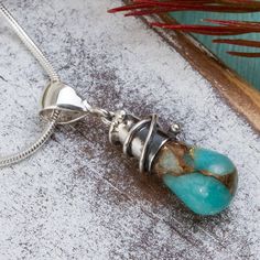 Swirling through blue gemstones golden veins evoke sparkling sea currents. Guillermo Arregui selects the intrigue of composite amazonite veined with copper for this original design. Working in precious Taxco silver he handcrafts a necklace of timeless elegance. .925 Sterling silver