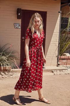 tendências-vestidos-verão-2019-trend-alert (8) Rok Midi, Fall Floral Dress, Hijab Look, Timeless Dress, Silk Floral Dress, Outfit Trends, Vestidos Vintage, Mode Inspiration, Looks Vintage