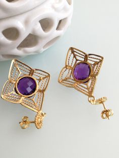 Antique elegant pearl earrings with central stone by Amethyst simulant with emerald cut. Handmade handmade watermark frame in gold-plated silver. Size length earrings 4 cm. Ancient. Vintage. Luxury Filigree Earrings Gift, Luxury Filigree Earrings For Gift, Purple Earrings With Intricate Design For Gift, Purple Earrings With Intricate Design As Gift, Gold Amethyst Jewelry With Filigree Detail, Gold Amethyst Jewelry With Filigree, Antique Earrings Vintage, Turquoise Stone Earrings, Earrings Antique