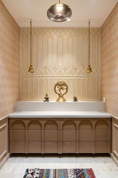 a bath room with two sinks and a rug