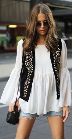 boho street style. embroidered vest. denim shorts. Waistcoat Outfit, Waistcoat Fashion, Boho Street Style, Look Boho Chic, Boho Chique, Boho Mode, Looks Country, Boho Fashion Bohemian, Bohemian Tops