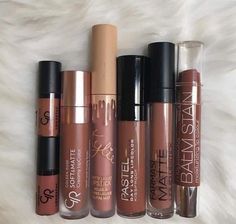 Nude Lipstick Makeup, Brown Nude Lipstick, Perfect Lipstick Shade, Lipstick Aesthetic, Nude Lipstick Shades, Cosmetic Contact Lenses, Iranian Beauty