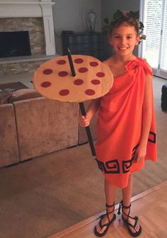 I made this costume for my son when trying to come up with something creative yet not too time-consuming. Sewed a toga with only one seam. Cut Greek key embellishments from black felt and hot glued. Bought artifical laurel from Michael's for head wreath. Pizza = cardboard covered in felt. Used a devil's pitchfork and cut both sides off, leaving just the center so that pizza could "float". Spray-painted black. Little Ceasars Costume, Wreath Pizza, Pizza Cardboard, Food Cosplay, Pizza Costume, Food Halloween Costumes, Helloween Wallpaper, Something Creative, Food Costumes