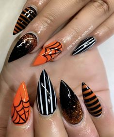 Stilleto Halloween Nails Designs, Goth Coffin Nail Ideas, Stilleto Halloween Acrylic Nails, Black And Orange Nails Halloween, Sparkle Halloween Nails, Spooky Summer Nails, Fall Spooky Nails, Halloween Stiletto Nails Design, Halloween Stilleto Nails