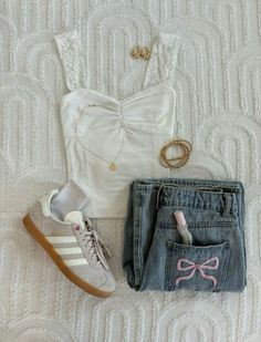 Outfits For Going To The Movies, Girly Trendy Outfits, Costal Astethic Outfits, White Aesthetic Fits, Cute Outfits On People, Demure Aesthetic Outfit, Bow Jeans Outfit, Outfits Collage Aesthetic, Trending Clothes 2024