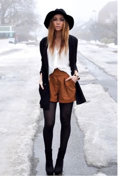 Winter Tights, Mode Tips, Suede Shorts, Winter Boho, Suede Fashion, Brown Shorts, Winter Trends