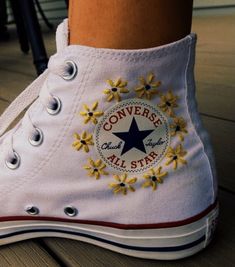 ✰P I N :@andreamejicanooffi ✰ Cool Converse, Best Summer Shoes, Sneaker Outfits, Sneaker Trend, Embroidery Shoes, Embroidered Shoes, 자수 디자인, Hype Shoes, Painted Clothes