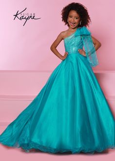 Johnathan Kayne C310 Go ahead and take a BOW in this lovely one-shoulder organza ballgown. The ombre beaded bodice brings all the dazzle! Crystal Gown, Girls Pageant Gowns, Organza Styles, Kids Pageant Dresses, Pageant Life, Kids Pageant, Organza Overlay, Dress Crystal, Johnathan Kayne