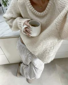 Cozy Outfit Home, Cosy Outfit Aesthetic, Striped Lounge Pants, Fall Clothes, Fall Fits, Winter Fits, Outfits Fall, Cozy Outfit, Outfit Inspo Fall