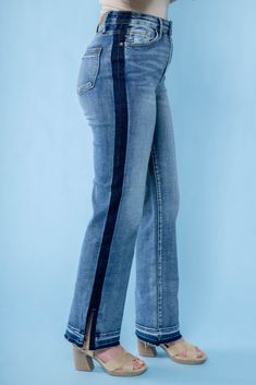 These jeans are a lighter denim wash with a dark side seam detail. Jeans Website, Two Tone Jeans, Como Fazer Short, Handicraft Ideas, Ropa Upcycling, Jackets Style, Style Casual Chic, Ankle Length Jeans, Picture Style