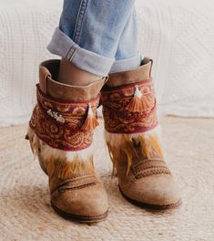 These boho feather cuffs with buckles are the perfect accessory to decorate your high boots or ankle boots, they are made with carefully selected ethnic materials, in a completely artisanal process, with them you will get those boots that you wear everywhere, and you will have super comfortable They have a different look when you want and this way you can enhance that Boho-Chic style that we love so much. When purchasing a product, the complete pair (left foot and right foot) is included. This l Bohemian Boots With Tassels And Round Toe, Brown Tasseled Boots For Festivals, Bohemian Fringe Boots With Round Toe, Bohemian Style Fringe Boots With Round Toe, Brown Fringe Boots For Festival, Bohemian Ankle Boots For Winter, Bohemian Brown Boots With Tassels, Brown Bohemian Boots With Tassels, Bohemian Brown Winter Boots