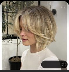 Bob Long Enough For Ponytail, Short Haircut Layers, Layered Short Bob, Layered Bob Haircut, Blond Bob, Hair Layers, Haircut Inspo, Chin Length Hair, Hair Inspiration Short