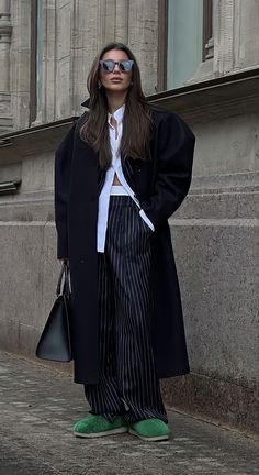 Structured Fashion, Classy Winter Outfits, Street Style Edgy, Preppy Girl, Womenswear Fashion, Sleeves Clothing, Street Style Inspiration, Warm Outfits