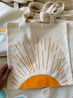 Ecobag personalizada tamanho P Toad Bag Painting, Diy Summer Tote Bag, Tote Bag Craft Ideas, Diy Tote Bag Painting Ideas Summer, Painting Ideas Tote Bag, Tote Bag Inspo Painting, Paint Tote Bag Ideas Easy, Eco Bag Aesthetic, Eco Bag Design Ideas