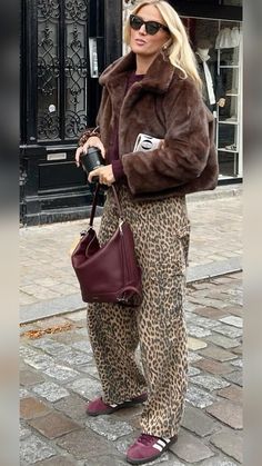 STREET STYLE 2024 FALL Trends 2025, Fall Fashion Trends Women, Leopard Pants, Fall Fashion Trends, Beaded Bags, Fall Fashion, Autumn Winter Fashion, Casual Chic, Winter Outfits