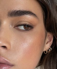 Glowy Brown Makeup, Makeup Inspo Glowy, Natural Bronzed Makeup Look Sun Kissed, Simple Eye Makeup Without Eyeliner, Makeup Almond Eyes Brown, Simple Glowy Makeup Natural Looks, Medium Tan Skin Makeup, Makeup Brown Eyes Brown Hair, Light Brown Skin Makeup