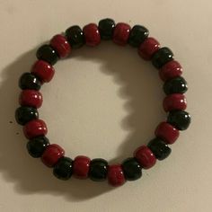 Y2k Grunge Bracelets, Gifts For Metalheads, Grunge Beaded Bracelets, Emo Bead Bracelets, Bracelet Ideas Grunge, Bracelets Ideas Aesthetic, Emo Bracelets, Pulseras Aesthetic, Pulseras Kandi