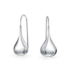 Dress for success our teardrop Hook Earrings will make you look sleek and elegant. These pair of glistening yet inexpensive silver dangle earrings has a puffed teardrop at the end of a long fish hook, all made from high polished .925 sterling silver. These sophisticated and classic yet affordable teardrop earrings is sure to make others stop and stare at your chic and modern beauty. These remarkable pair of silver hook earrings is fabulous and stylish for any occasion, and makes the perfect pres Jewelry Classic, Teardrop Dangle Earrings, French Wire, Silver Drop Earrings, Simple Jewelry, Silver Earrings Dangle, Bling Jewelry, Hook Earrings, Teardrop Earrings