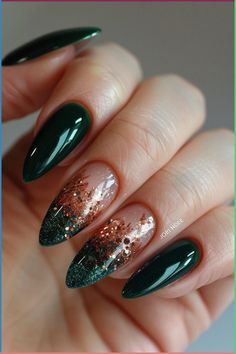 Emerald Green Nails With Gems, Fall Nail Designs Sparkle, Green And Gold Sparkle Nails, Navy Wedding Nails Bridesmaid, Rose Gold And Green Nails, Fall Winter Nails Design, Elegant Dark Nails, Glamour Nails Designs, Green And Rose Gold Nails