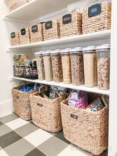 good ways to organize your kitchen pantry Bottom Of Pantry Organization, Pantry Bins Organization, Home Organization Pantry, Small Pantry Organisation, Tiny Pantry Organization Ideas, The Home Edit Pantry, Pantry Bins, Pantry Organization Ideas Shelves, Pantry Organization Hacks