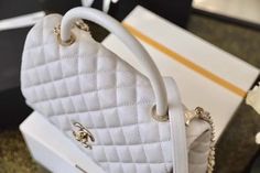 Description CC Coco With Top Handle Bag Gold toned hardware White For Women 11.4in/29cm Rep 1:1 Measurements: 29 x 18 x 12cm / 11.4 x 7 x 4.7 inches (Length x Width x Height) Chain White Zipper inside Gold-toned hardware Include dust bag. This product is of the best quality. Vanity Bag, Chanel Spring, Stylish Handbags, Luxury Products, Loafer Mules, Evening Clutch Bag, Accessories Store, Handle Bag, Tote Backpack