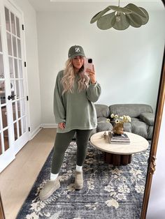 Postpartum Comfy Outfits, Mom Lounge Wear, New Mom Clothes Style, Curvy Lounge Outfits, Cute Comfy Outfits Winter, Comfy Warm Outfits, Girl Maintenance, Comfy Work From Home Outfits, Hairstylist Outfits