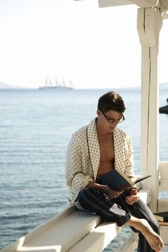 I don't so much care about the guy. I care that he's reading!!! And the glasses are cute. Oliver Cheshire, Men Reading, Old Money Style, Mode Inspo, 인물 사진, Gentleman Style, Adventure Awaits, Well Dressed, Look Fashion