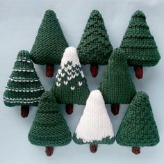 knitted christmas trees are arranged in rows