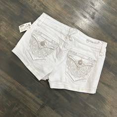 Hydraulic Shorts, Size 3/4, White New With Tags, But Has A Small Discoloration Shown In Last Picture Miracle Aesthetic, White Jean Shorts Outfit, Coquette Shorts, Poshmark Clothes, Lyra Heartstrings, Outfits Jewelry, Asian Vintage, Jean Short Outfits, Y2k Shorts