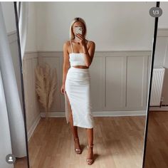 Zara Blogger Side Guarded White Skirt Planned Outfits, Outfit Fiesta, Satin Pleated Skirt, London Outfits, Clean Girl Outfits, Zara Midi Skirt, Summer Mini Skirt, Light Summer Dresses, J Style