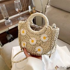 BirdinBag - Bolso femenino nuevo bolso tejido bolso de playa bolso de paja bolso de muñeca bolso de hombro Trendy Straw Shoulder Bag For Beach Season, Casual Top Handle Straw Bag For Beach Season, White Crochet Beach Bag With Top Handle, White Handheld Straw Bag With Braided Handles, Summer Top Handle Crochet Bag For Daily Use, White Top Handle Crochet Bag For Beach, White Crochet Top Handle Bag For Beach, Summer Crochet Top Handle Bag For Daily Use, White Top Handle Bucket Bag For Summer