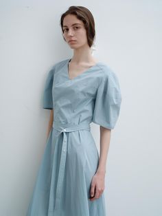 This is a.t.corner’s V-neck flare maxi dress with voluminous sleeves and a long length. It features gathered detailing on the sleeves, yoke, and vertical seams to create a full silhouette, and it can be styled with a detachable buttoned waist belt for a more feminine look. The belt can also be tied with a ribbon instead of buttoning it. The product includes a cool-touch polyester lining to prevent sheerness.- It's a great item for daily wear.- You can create various looks by pairing it with different styles.- With its clean design, it can easily match any outfit and add a touch of sophistication Spring V-neck Maxi Dress With Blouson Sleeves, V-neck Maxi Dress With Blouson Sleeves For Spring, Spring Puff Sleeve Dress With Draped Balloon Sleeves, Spring V-neck Puff Sleeve Dress With Blouson Sleeves, Spring Dresses With Blouson Short Sleeves, Voluminous V-neck Spring Dress, Light Blue Puff Sleeve Dress With Gathered Sleeves, Blue V-neck Dress With Elastic Sleeves, Billowy V-neck Puff Sleeve Dress With Gathered Sleeves