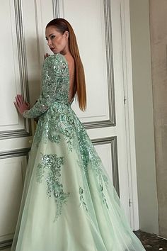 Description Green Ballgown, Long dress Fitted, Long Sleeves Plunging neckline Beading, Embroidered lace, Tulle Dry Clean Evening Dress Made in Spain 23-08 Green Ballgown, Marchesa Couture, Green Wedding Dresses, Midi Dress Style, Dress Fitted, Embroidered Tulle, Long Midi Dress, Flared Dress, Beaded Gown