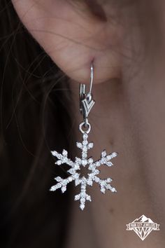 Pavé set diamonds with a combined .66 total carat weight illuminate the intricate and delicate outline of these striking earrings. Designed and expertly hand crafted by the artists at Park City Jewelers to gently sway and brightly shimmer as you move throughout the day and into the night. Lever backs provide an added measure of security and complete the elegant and alluring style of these amazing snowflake earrings. Snow Flake Earrings, Snowflake Clothes, Jazz Wedding, Snow Earrings, Abbey Bominable, Snowflake Jewelry, Winter Ball, Snow Accessories, Winter Jewelry