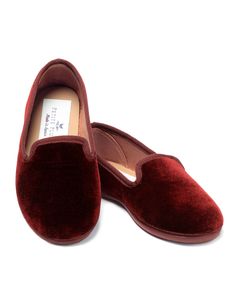 These exquisite slippers were made in Spain from artisans with over 40 years experience delivering the finest footwear. Only the best materials were selected in this curated collection. Made with luxe velvet, the Hamptons loafer has a soft insole and is the perfect slipper to keep your feet warm on even the coldest winter nights. You will be tucked in luxury and off to dreamland. Bonne nuit. Order up one size to ensure a comfortable fit... and allow them to be worn longer. This item is on final Luxury Sleepwear, Velvet Flats, Velvet Slippers, Velvet Loafers, Navy Velvet, Comfort And Joy, Shoe Size Conversion, Shoe Size Chart, 40 Years