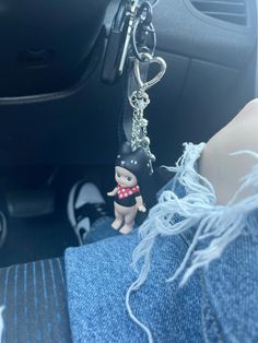 someone is holding the key chain in their car