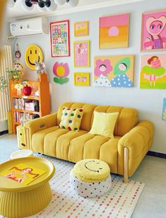 Living Room Design Ideas Quirky Salon Interior Design, Colorful Minimalist Apartment, Colorful Minimalist Living Room, Colorful Minimalist Home, Colourful Interior Design, Retro Aesthetic Room, Funky Interior Design, Eclectic Minimalist, Colorful Apartment