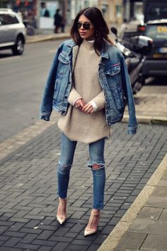 Elevate your style with these denim jacket outfits tailored for women. Whether it's a classic jeans and tee combo or a denim jacket over a floral dress, find inspiration for creating effortlessly cool looks! #WomenFashion #DenimJacket #OutfitIdeas #EffortlessStyle #FashionInspiration Jean Jacket Styles, Winter Date Night Outfits, Mode Tips, Denim Outfits, Oversized Denim Jacket, Cooler Look, Jeans Jacket