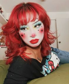 via @dumb.makeup on instagram Pomni Makeup Look, Friendly Clown Makeup, Beautiful Clown Makeup, Red Clown Makeup Halloween, Red And Blue Clown Makeup, Creepy Clown Face Paint, Love Clown Makeup, Doll Clown Makeup