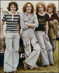 Friends on holiday in Galloway in 1978 Fashion @Nixie Clothing™ #nixiedjubilee 1978 Fashion, 70s Boys Fashion, Moda Hippie, 70’s Fashion, 20th Century Fashion, 70s Inspired