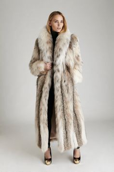 womens canadian lynx fur coat Giant Fur Coat, Lynx Fur Coat, Long Fur Coat Outfit, Womens Fur Coat, Big Fur Coat, Russian Clothes, Vintage Fur Coat, Fur Outfit, Fur Coat Outfit