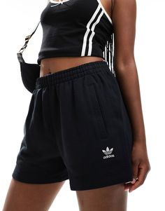 Shorts från adidas Originals *Sparar till inspirationsmappen* Hög midja Elastisk dragsko i midjan adidas-broderi Regular fit/normal passform Adidas Embroidery, Short Sweatpants, Essential Shorts, Short Noir, Flip Flop Boots, Leggings Sale, Adidas Shorts, Active Wear Shorts, Adidas Pants