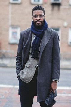 Learn how to up-level your style game this winter and pair a scarf with your outfit. This fashion article from Styles of Man will show you the classic drapes and ties, plus tips on materials such as silk, knit or cashmere. #stylesofman #mensscarf #menswinterstyle #mensscarfoutfit London Street Style Men, Super Casual Outfits, Mens Scarf Fashion, Herren Style, Peacoats, How To Wear A Scarf, Mens Fashion Smart, Male Fashion Trends, London Street Style