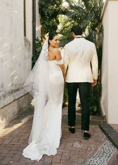 This stunning destination wedding in Costa Rica is proof that with the right team and creative fashion choices, you can create a unique and cohesive wedding design without having to go crazy with flowers and rentals. Parissa and Mick knew that they wanted to embrace the laid-back "Pura Vida" vibe of their tropical destination, but they still wanted the pomp and circumstance of a black-tie wedding. #weddingideas #weddingdress #destinationwedding