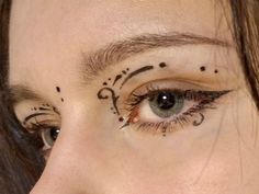 Eye Makeup With Dots, Lace Eyeliner, Eyeliner With Dots, Dotted Makeup, Dotted Eyeliner, Easy Fairy Makeup, Hippie Eyeliner, Hippie Makeup Looks, Makeup Dots