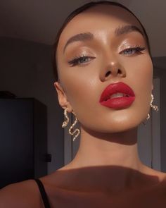 Red Lipstick Outfit, Pink Highlighter, Make Up Natural, Makeup Ojos, Natural Glam Makeup, Red Lip Makeup, Makeup Board, Pink Highlights, Fancy Makeup