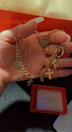 James Avery Charm Bracelet Gold, James Avery Gold Charm Bracelet, Gold James Avery Charm Bracelet, Gold Charm Bracelet Aesthetic, James Avery Aesthetic, James Avery Charm Bracelet Ideas, Gold Chains Aesthetic, Charm Bracelet Aesthetic, Diy Jewelry Easy